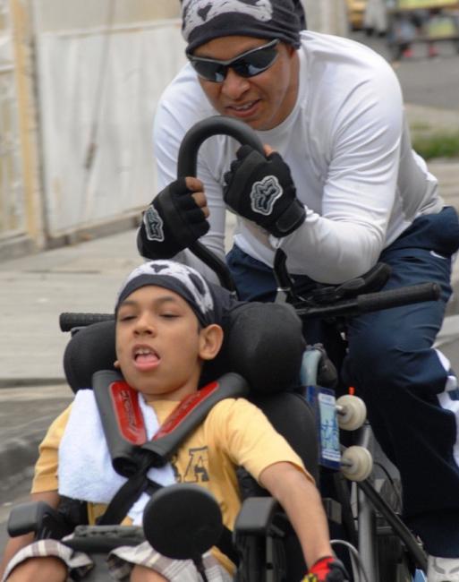 Novedosa bicicleta permite la integración de personas con discapacidad