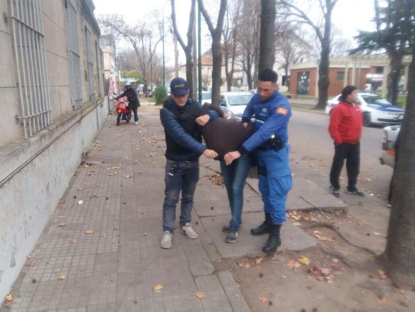 Joven de 19 años detenido por robo y abuso sexual Joven de 19 años detenido por robo y abuso sexual