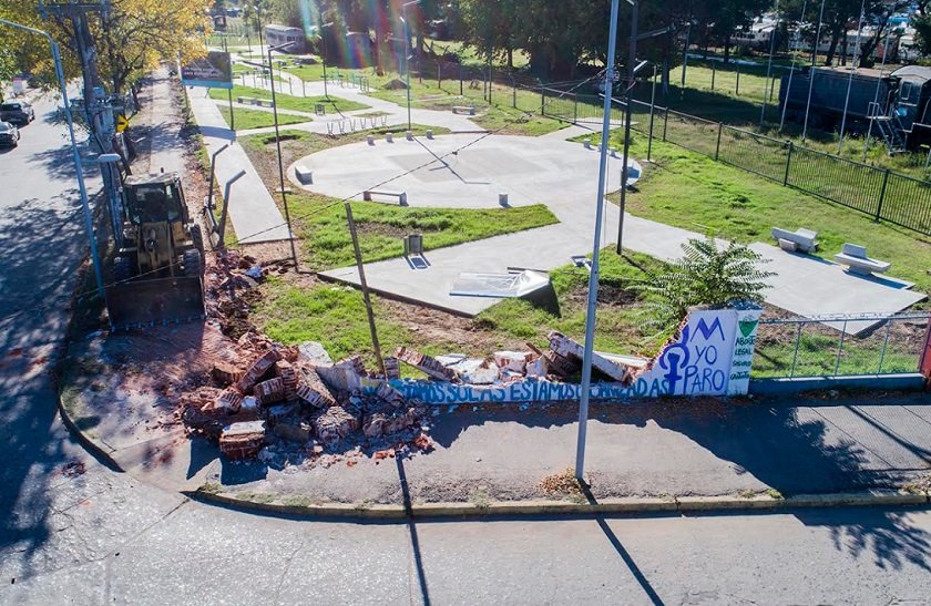 Para avanzar con el Parque Lineal tiraron abajo la pared de Rivadavia y Jean Jaures Para avanzar con el Parque Lineal tiraron abajo la pared de Rivadavia y Jean Jaures