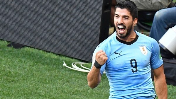 Uruguay aprovechó un insólito error del arquero de Arabia Saudita y se clasificó a octavos de final Uruguay aprovechó un insólito error del arquero de Arabia Saudita y se clasificó a octavos de final