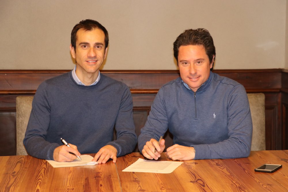 Petrecca y Sánchez Zinny firmaron la municipalización del transporte escolar Petrecca y Sánchez Zinny firmaron la municipalización del transporte escolar