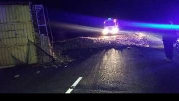 Por un caballo, un camión volcó en la Ruta 30 Por un caballo, un camión volcó en la Ruta 30