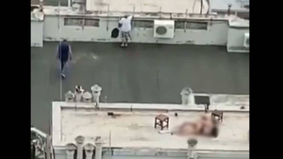 Tienen sexo en terraza de edificio del centro porteño y acaban filmados