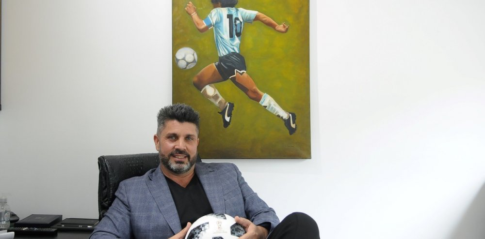 Christian Bragarnik, de acomodar cajones en un súper chino a “dueño” del fútbol argentino