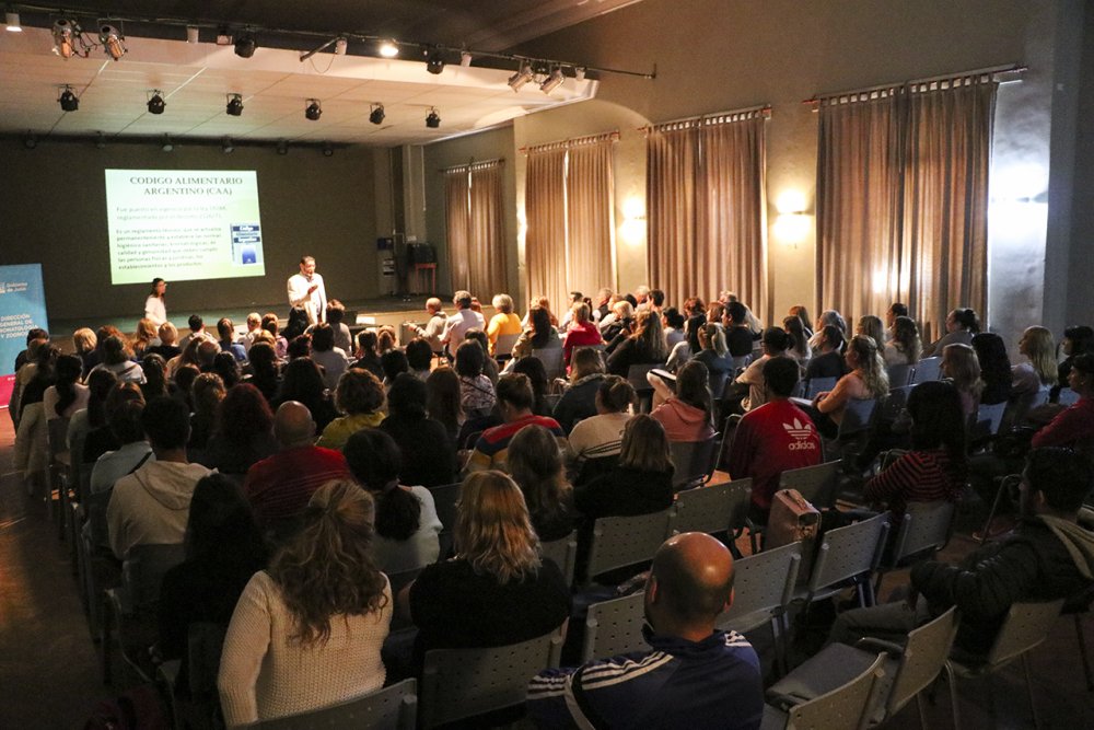 Dictan curso sobre manipulación de alimentos para auxiliares docentes