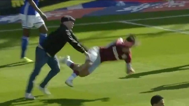 Inglaterra: un hincha atacó a Jack Grealish en medio del clásico de Birmingham