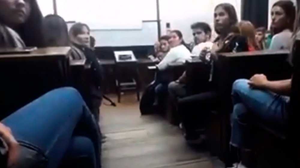 En medio de una clase, una alumna de la UBA escrachó a un profesor denunciado por abuso