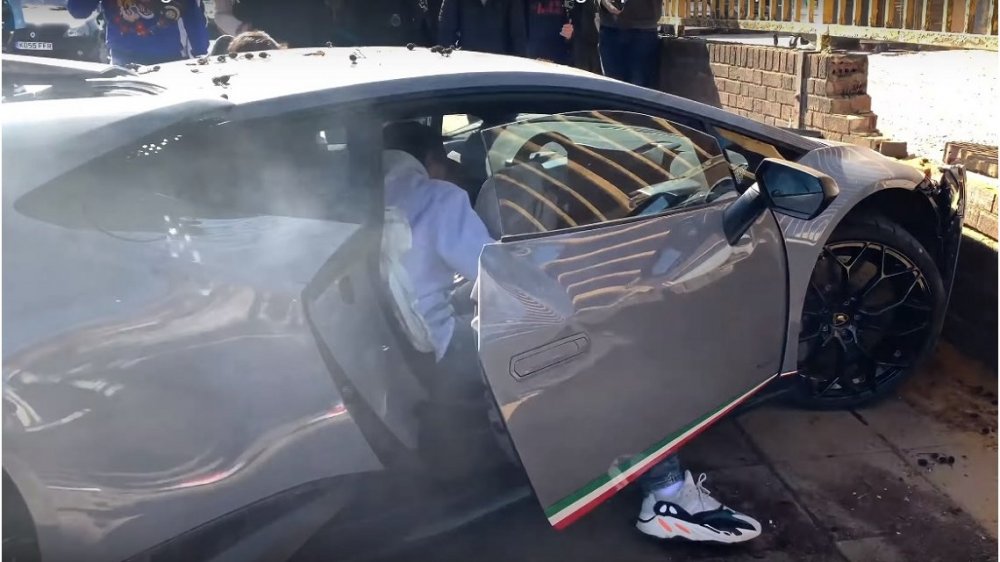 Video viral: destrozó contra un árbol un Lamborghini Huracan Performante