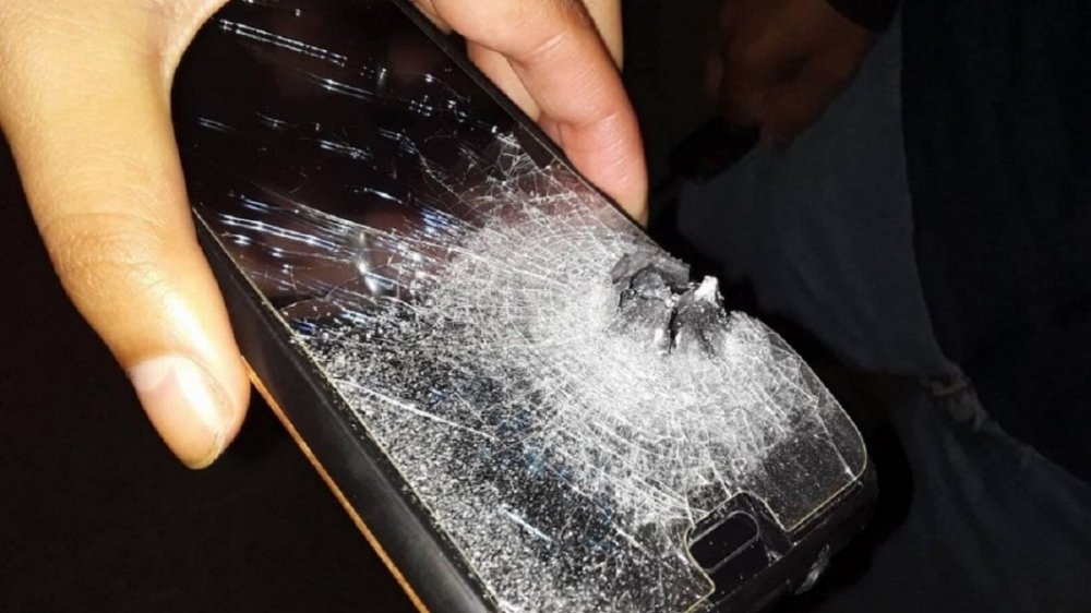 Le disparó un motochorro y el celular le salvó la vida: