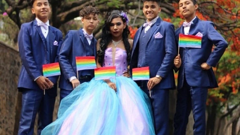 Un joven gay tuvo su fiesta de 15 con vestido y bailarines: 