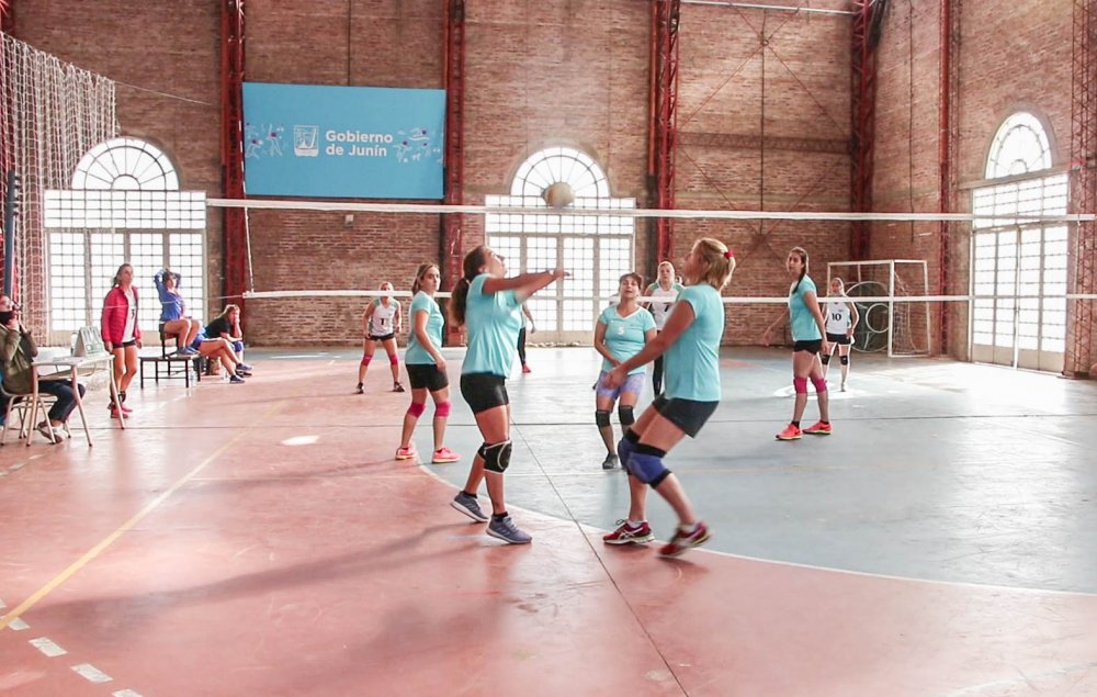 Diez equipos participaron del torneo de Maxi Voley en nuestra ciudad
