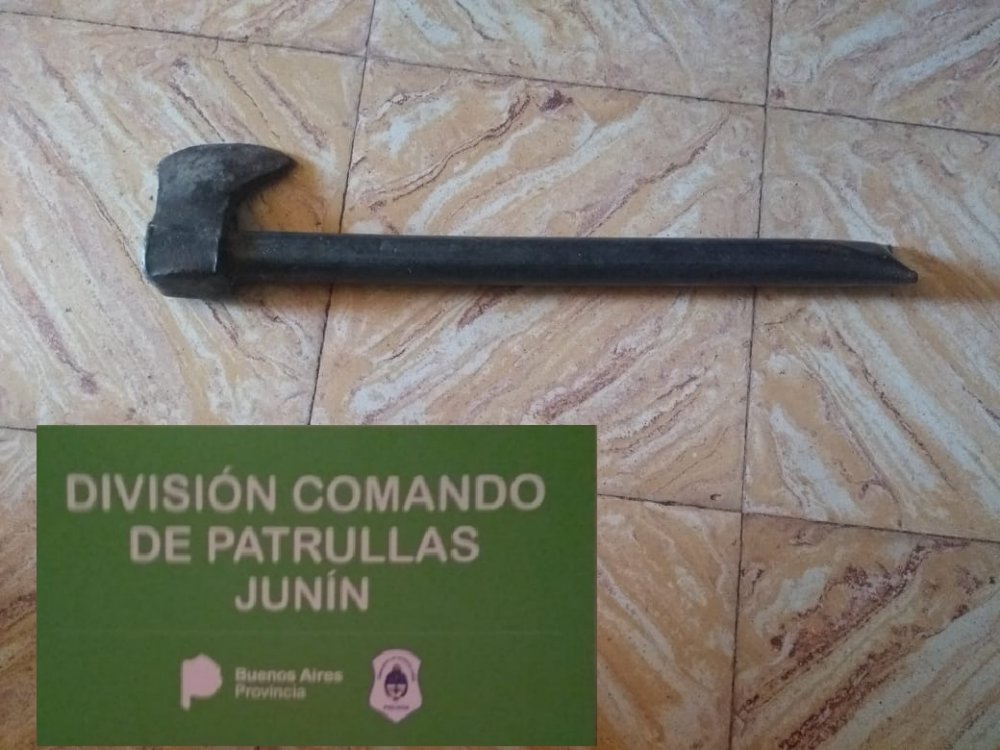 Amenazó a tres jóvenes con un hacha y le pegaron