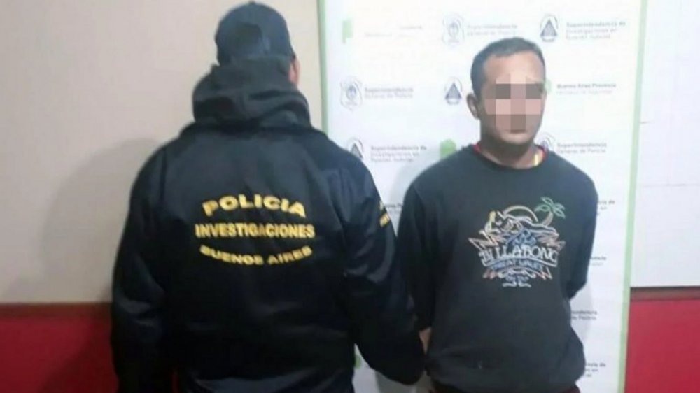 Estaba prófugo por homicidio y lo detuvieron en un partido de fútbol cuando iba a patear un penal