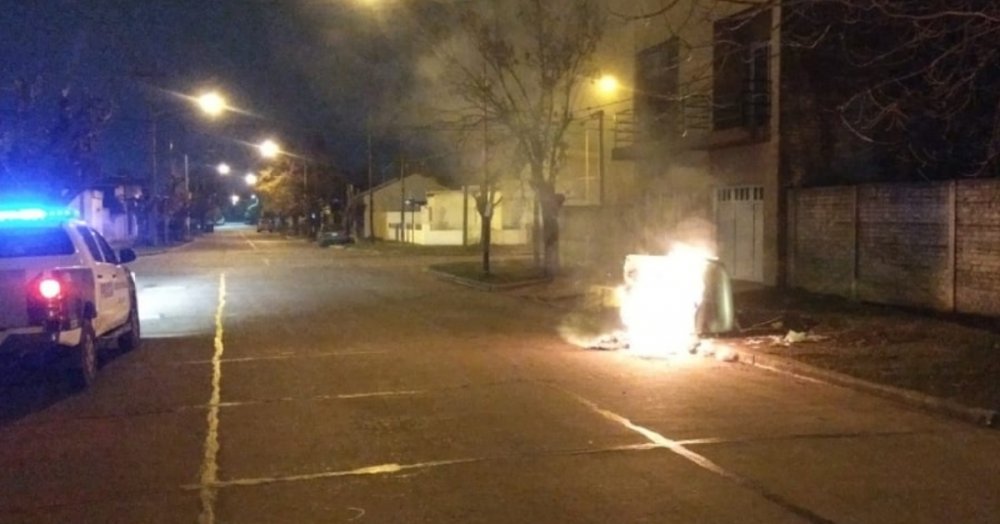 Prendieron fuego de manera intencional un contenedor de basura en ...