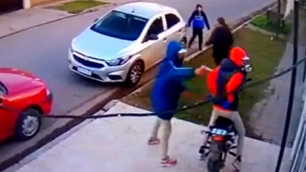 Robaron un auto y casi se llevan a un nene que estaba dormido en el asiento trasero