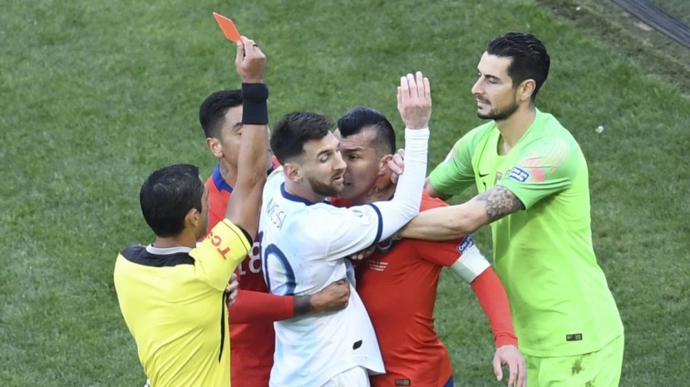Habló el árbitro que echó a Messi: 