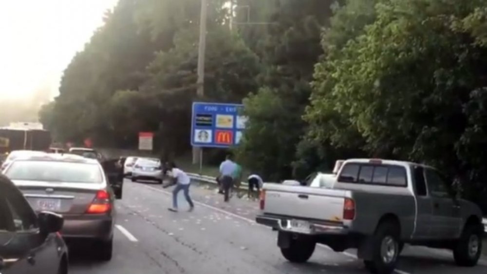 Un camión de caudales se abrió e inundó de billetes la autopista: cayeron 175 mil dólares