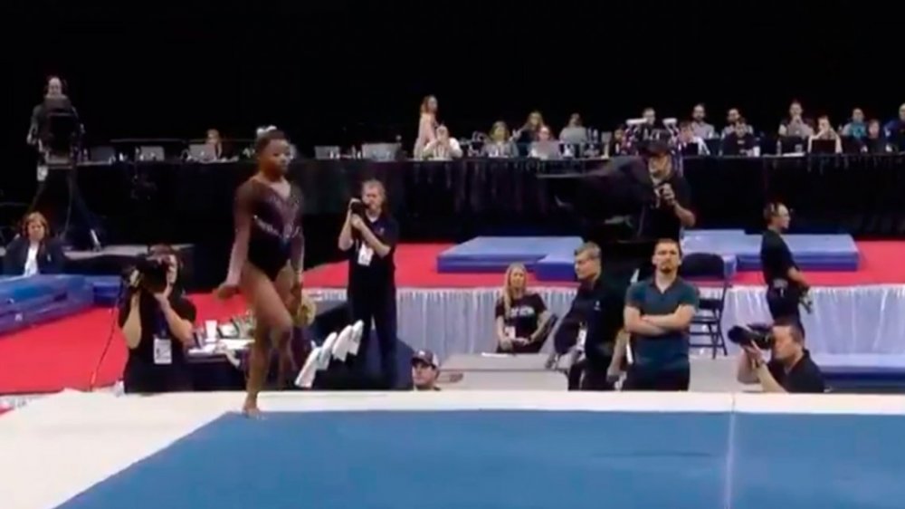 Simone Biles desafió a la gravedad e hizo una pirueta nunca antes vista en la gimnasia artística
