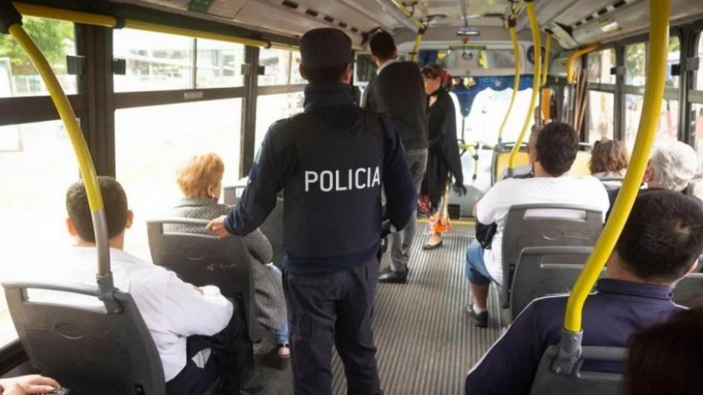 Apuñaló a su pareja en un colectivo, intentó quitarse la vida y los vecinos lo atraparon