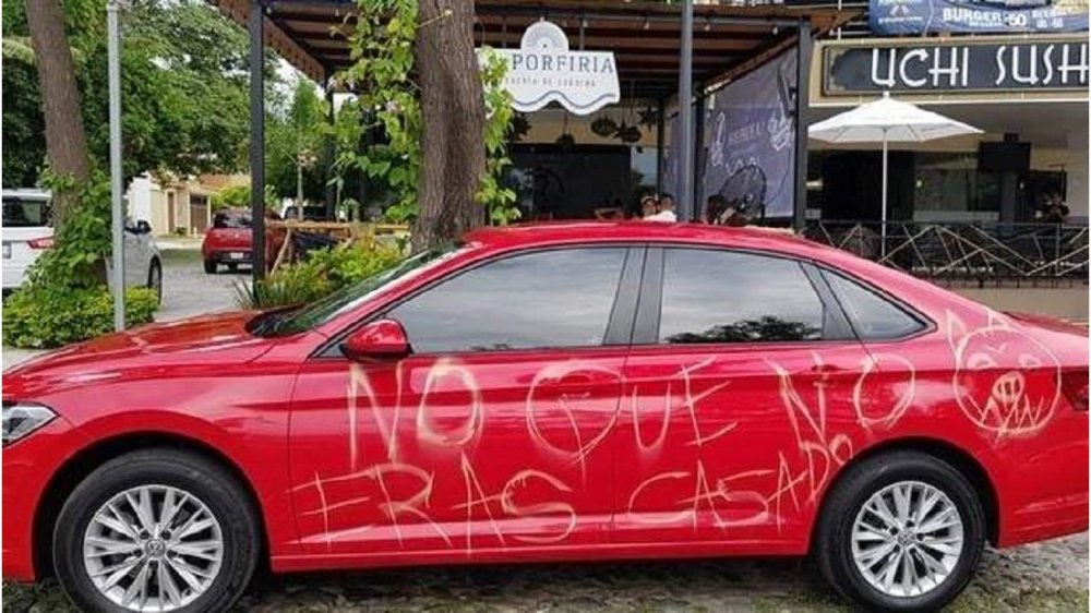 Descubrió que su novio era casado y le arruinó el auto