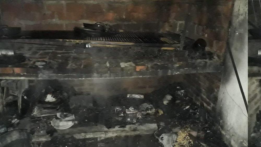 Falso asado: le quiso tirar nafta al fuego y se quemó