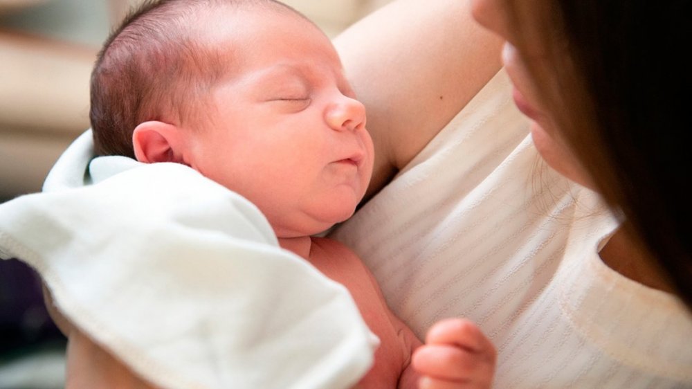 La foto viral del día: el bebé que nació con el DIU en su cabeza
