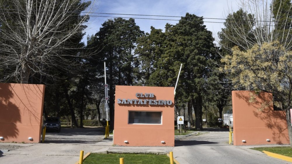 Neuquén: un profesor de natación espiaba con una cámara oculta a sus alumnas en el vestuario