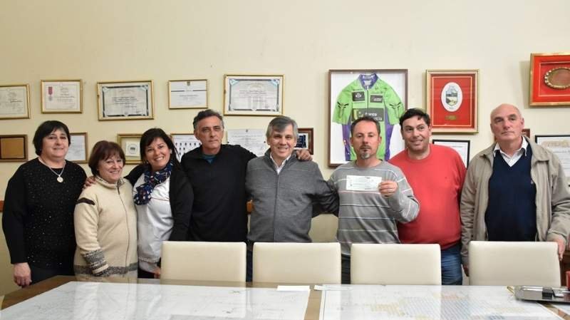 El intendente Britos entregó $2.222.865 para tres escuelas