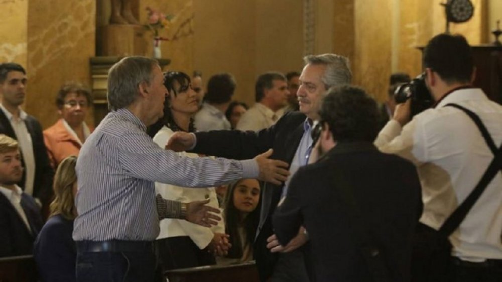 Alberto Fernández fue a la misa por De la Sota y se abrazó con Schiaretti