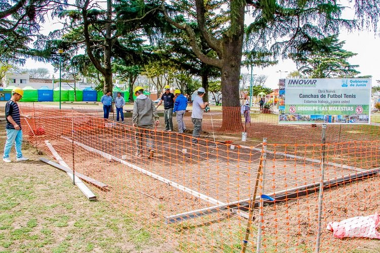 Construcción de canchas de tenis fútbol en espacios públicos de la ciudad