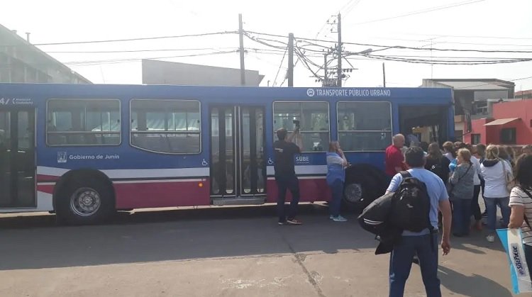 Militantes de Chacabuco viajaron a nuestra ciudad parados en un transporte público