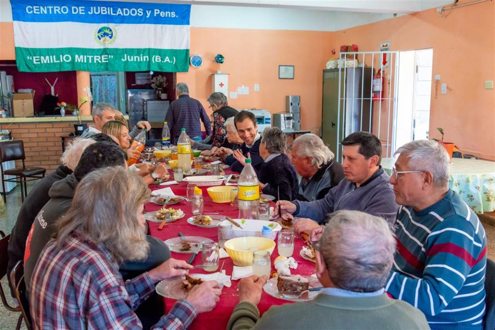 Petrecca compartió un almuerzo con el Centro de Jubilados de Emilio Mitre
