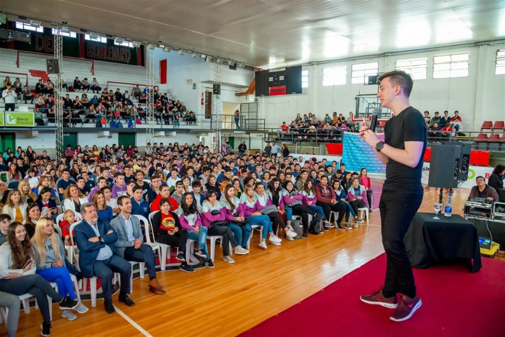 Mateo Salvatto brindó una charla a jóvenes de la ciudad