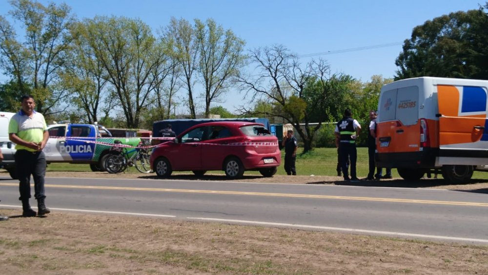 Se desprendió la cuchilla de un tractor municipal e impactó contra un vehículo