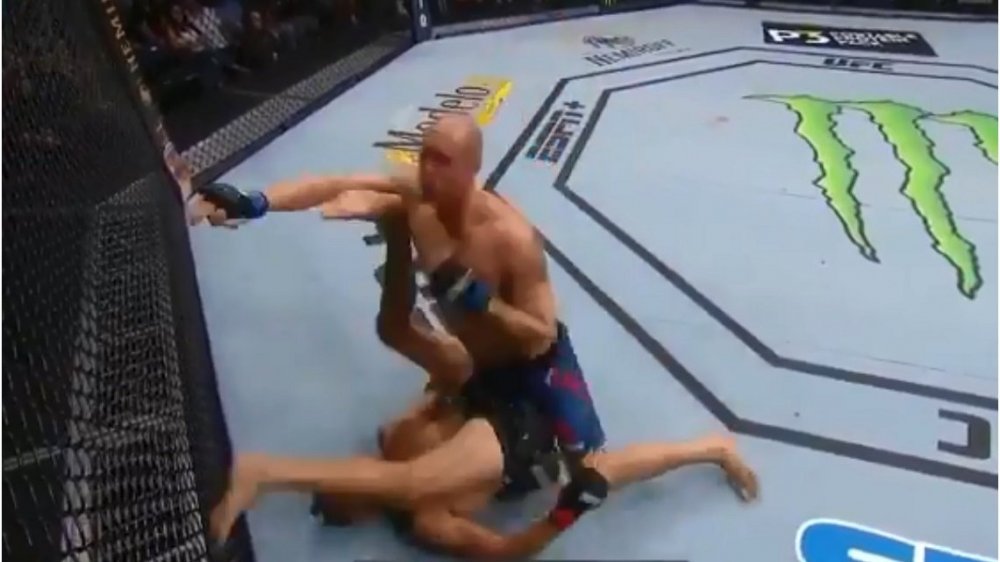Combate de MMA: cayó de espaldas y noqueó a su rival de un talonazo