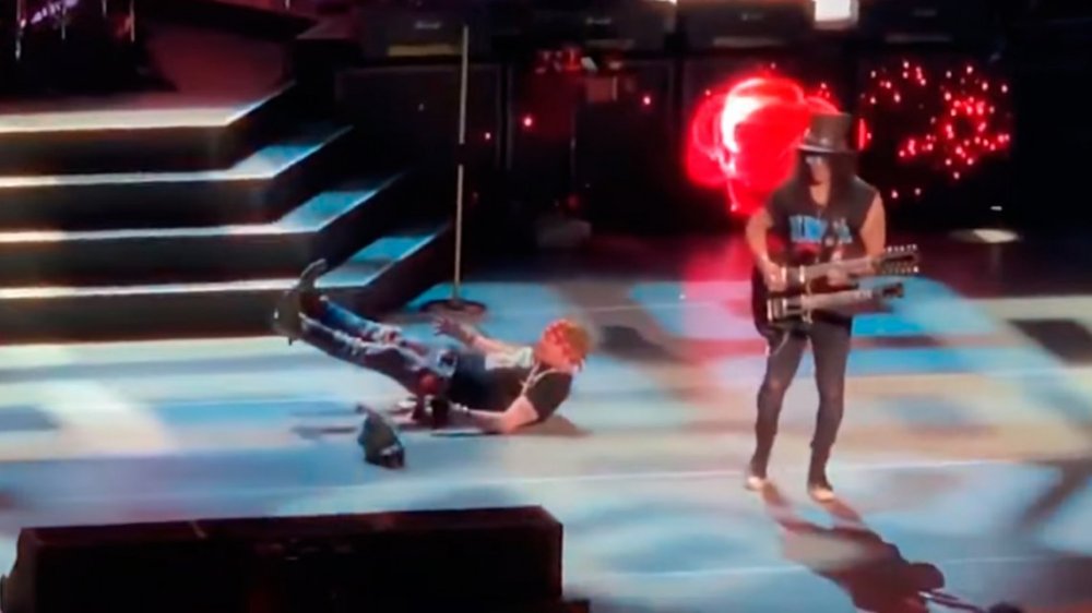 VIDEO: La tremenda caída de Axl Rose en pleno show