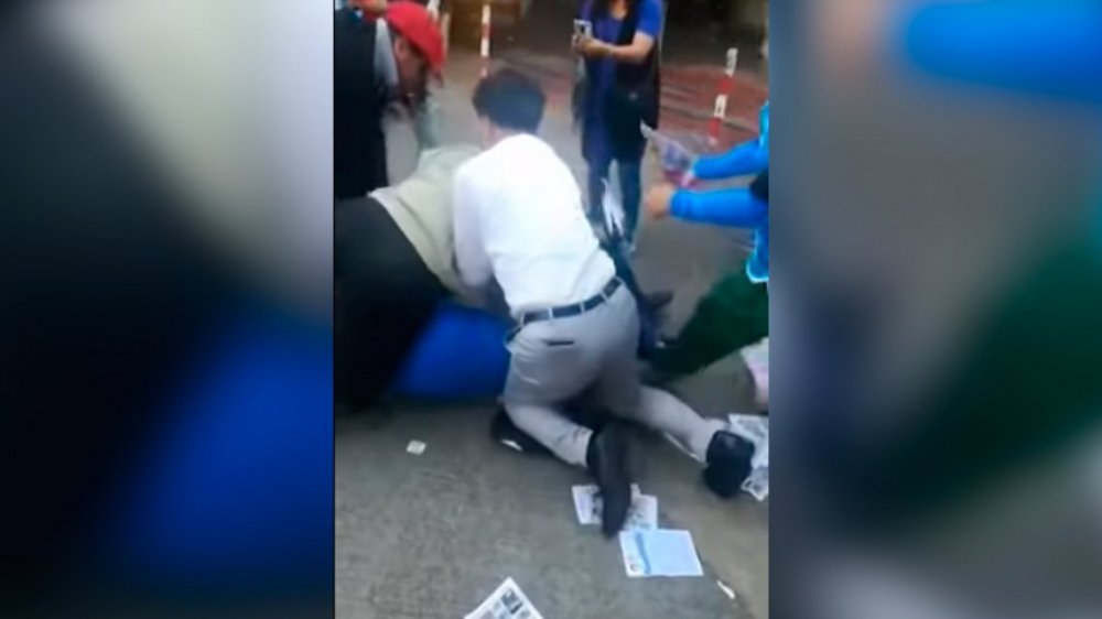 VIDEO: Apuñalan en Hong Kong a un político mientras hacía campaña