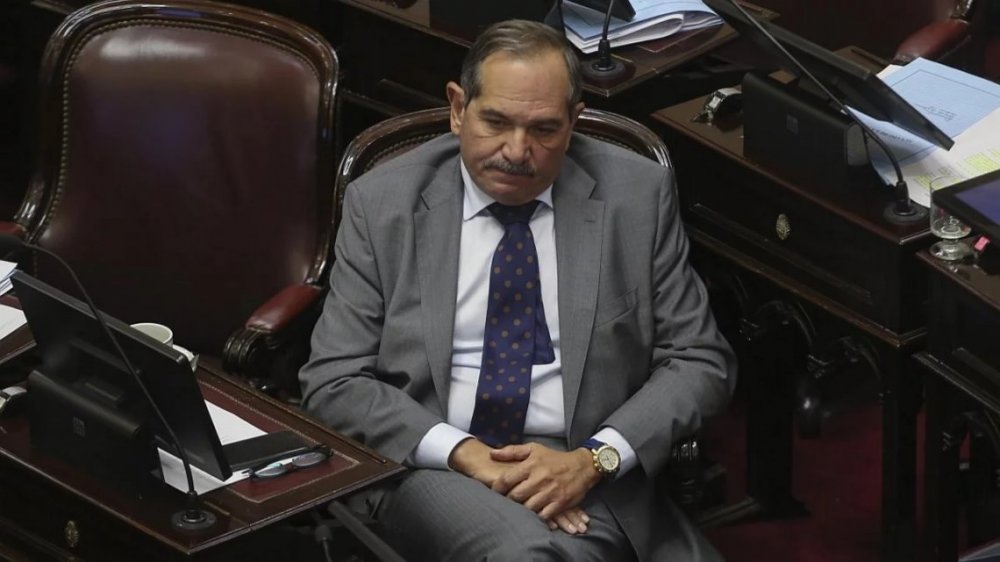 Por la denuncia de violación de su sobrina, Alperovich pidió licencia en el Senado
