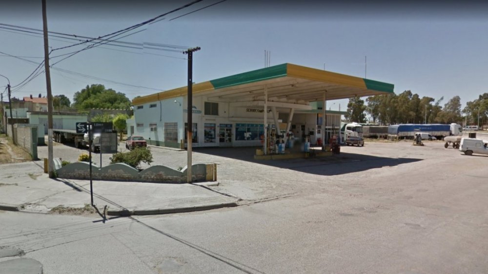 Robó en una estación de servicio y abrazó al playero al irse: 