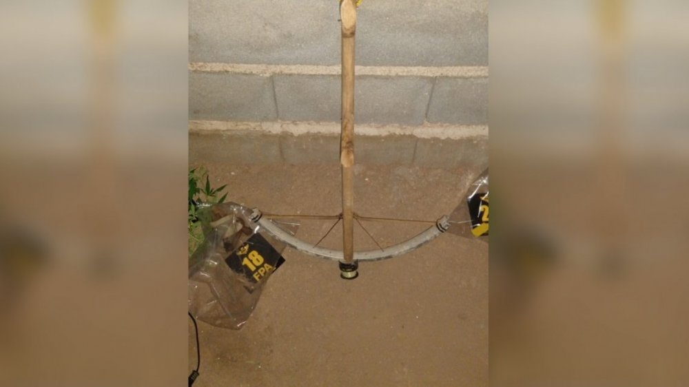 Cayó un narco que arrojaba drogas a una cárcel con una hondera y una ballesta