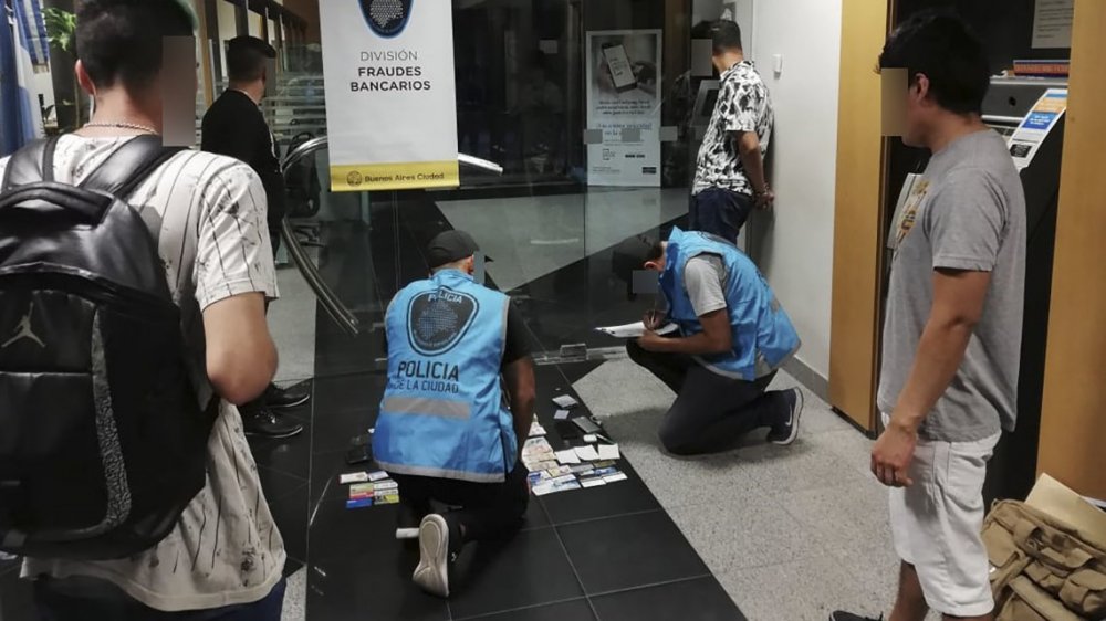 Detuvieron a clonadores de tarjetas de débito: habían retirado más de $30.000 de un cajero