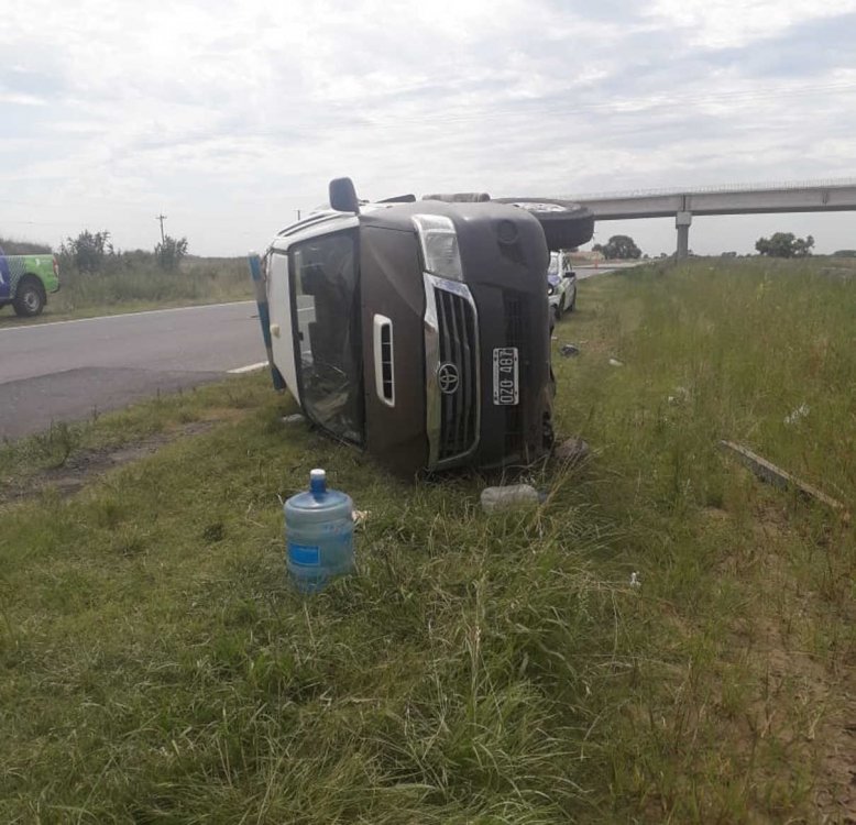 Una policía volcó con el patrullero y terminó internada