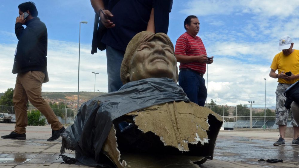 Bolivia: un ministro del gobierno de facto destruye un busto de Evo Morales