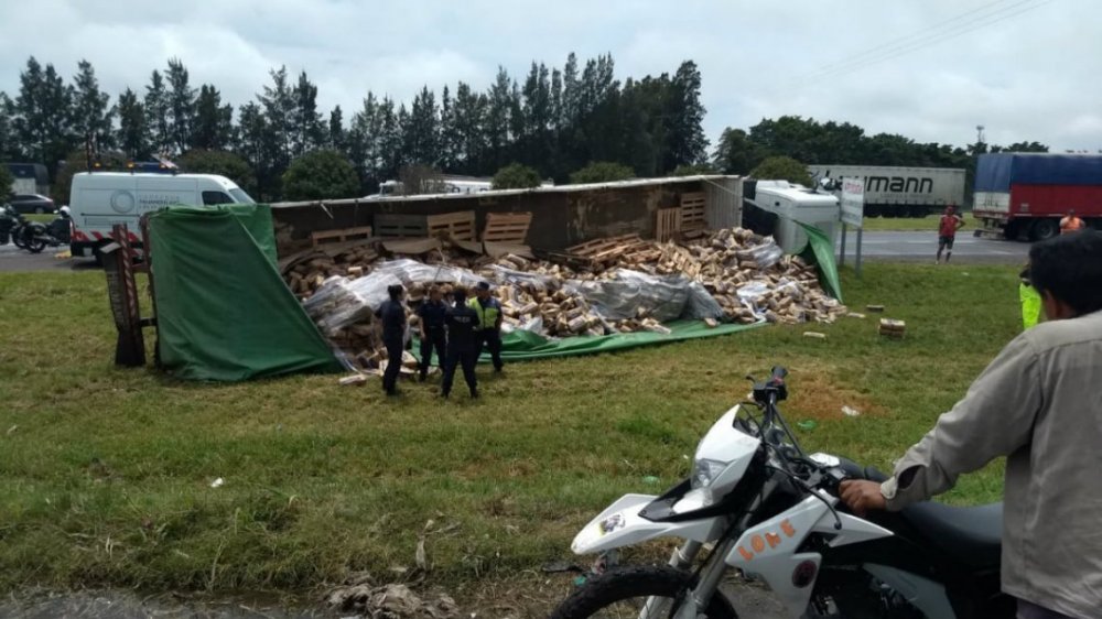Volcó un camión de azúcar y los vecinos saquearon la carga
