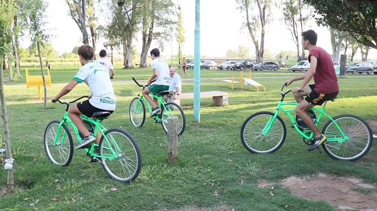 Familias y amigos utilizan a diario las bicicletas en la Estación Saludable