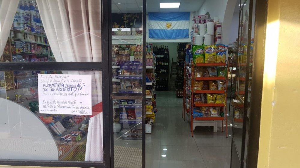 Chiche tiene un almacén y hace un 10% de descuento con tarjeta alimentaria: 