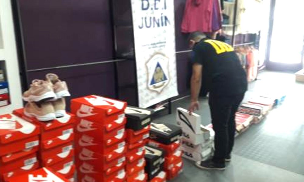 La DDI Junín secuestró ropa de marca apócrifa en Chacabuco