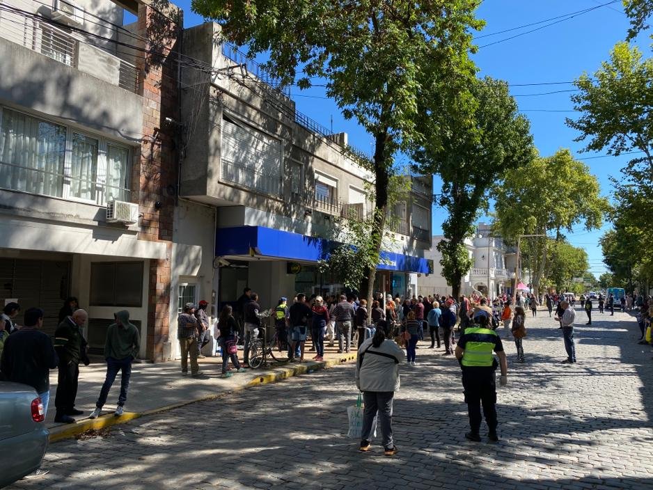 La apertura de bancos ocasionó grandes colas y amontonamientos de jubilados