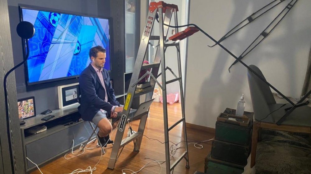 Periodista quiso hacer home office y quedó en evidencia