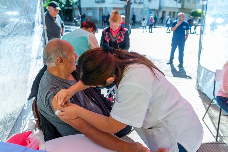 Decenas de adultos mayores recibieron la vacuna antigripal en las puertas de los bancos